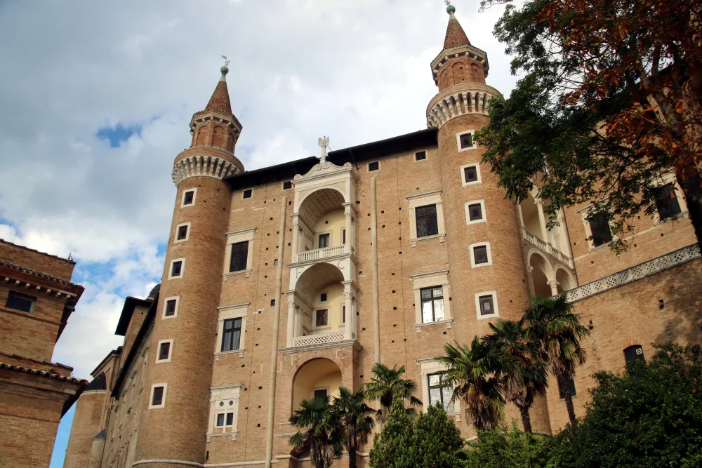 Cour d'honneur du Palazzo Ducale d'Urbino, arcades en brique rouge et pierre d'Istrie blanche