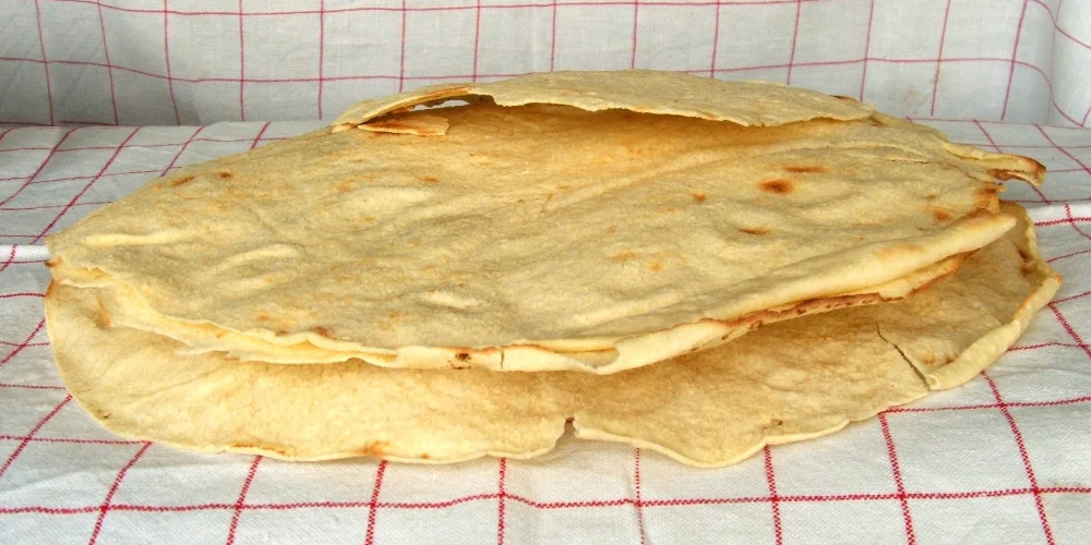 Pane carasau traditionnel sarde, pain fin et croustillant, Sardaigne