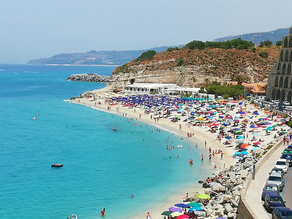 Spiaggia della Rotonda et son sable clair vus depuis le centre historique de Tropea