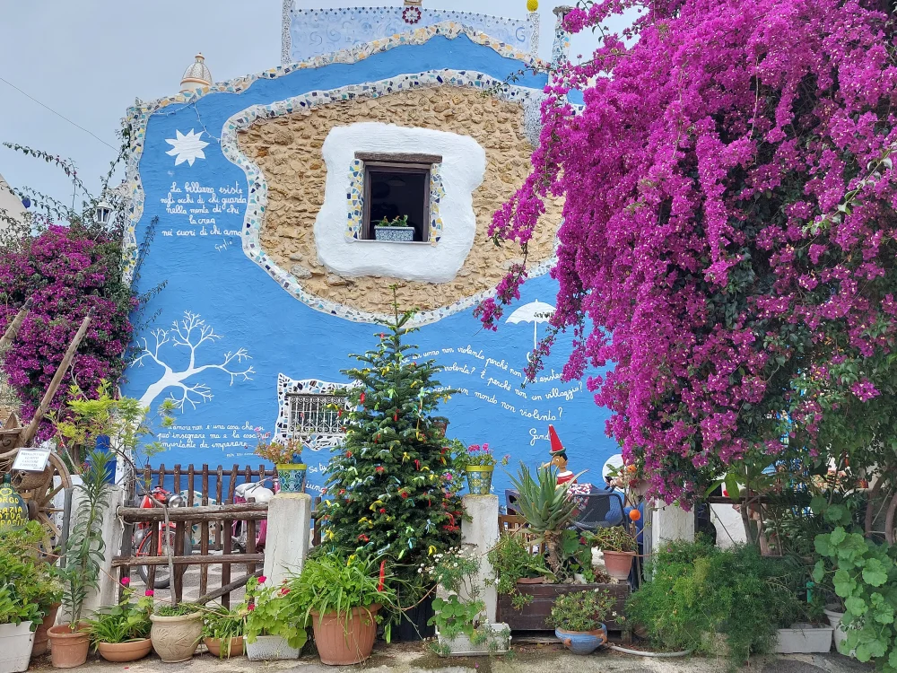 Maisons colorées et fresques murales de Borgo Parrini, Partinico, Sicile