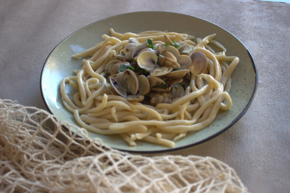 Assiette de spaghetti alle vongole aux palourdes fraîches, spécialité de la côte tyrrhénienne
