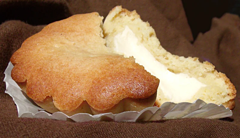 Pasticciotto leccese garni de crème à la ricotta, pâtisserie tiède posée sur un comptoir à Lecce, Pouilles