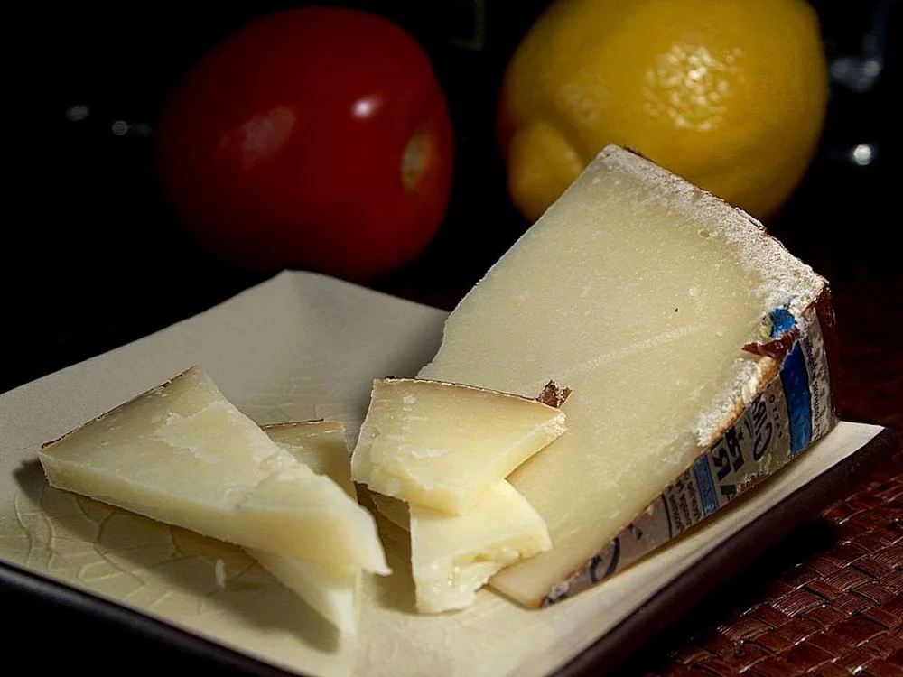 Meule de Pecorino Sardo DOP, fromage de brebis affiné, Sardaigne