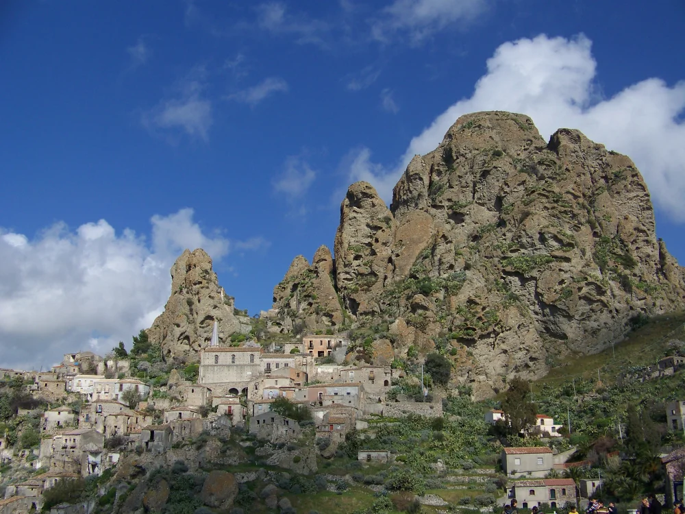 Vue panoramique du village fantôme de Pentidattilo encastré dans la roche en forme de main, Calabre