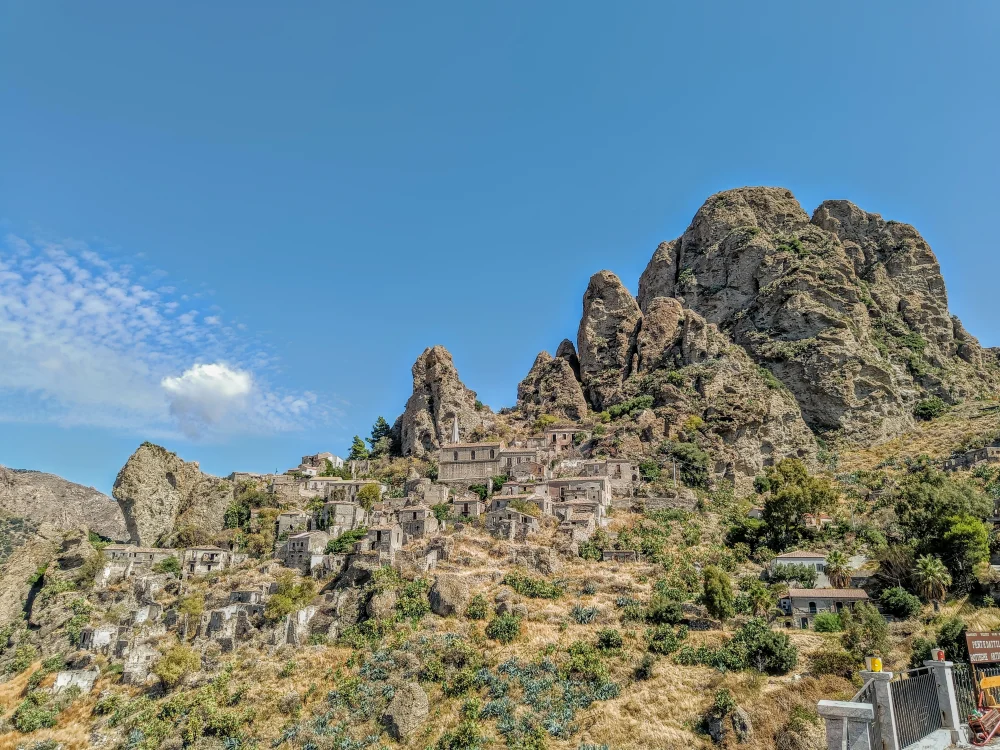 Le rocher en forme de main qui surplombe le village fantôme de Pentidattilo, Aspromonte
