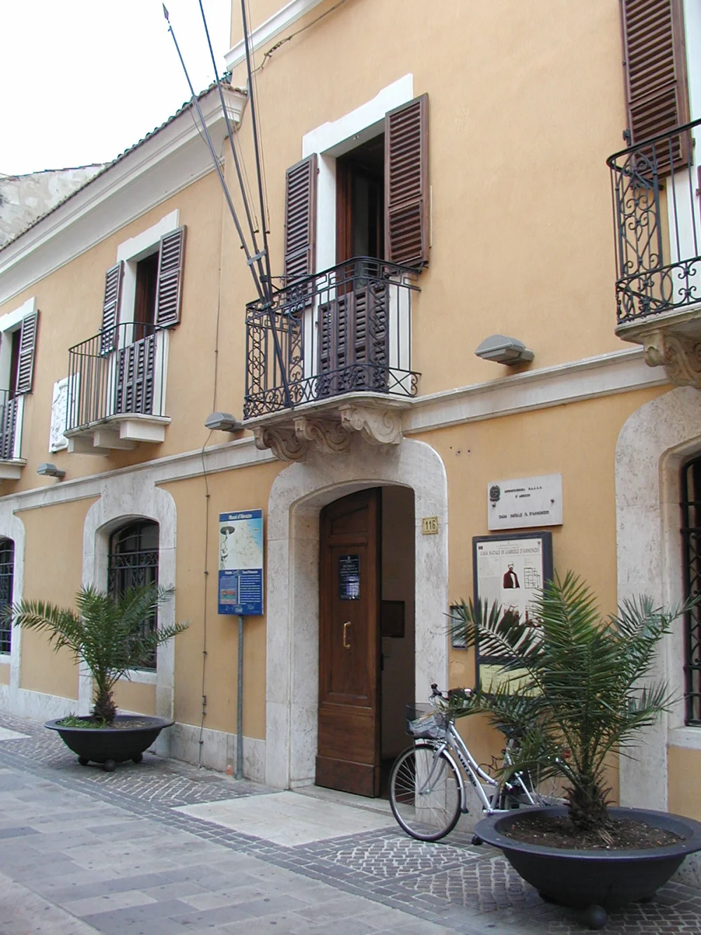 Façade du XVIIIe siècle de la maison natale de Gabriele D'Annunzio sur le Corso Manthonè à Pescara