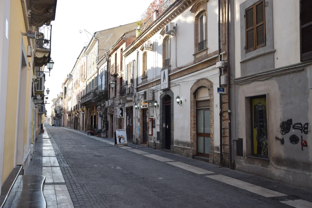Corso Manthonè de nuit, terrasses et bars à vins de Pescara Vecchia