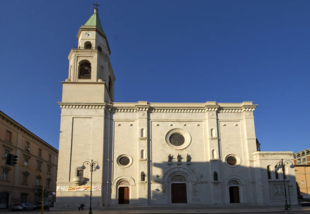 Façade blanche néo-romane de la cathédrale San Cetteo à Pescara Vecchia