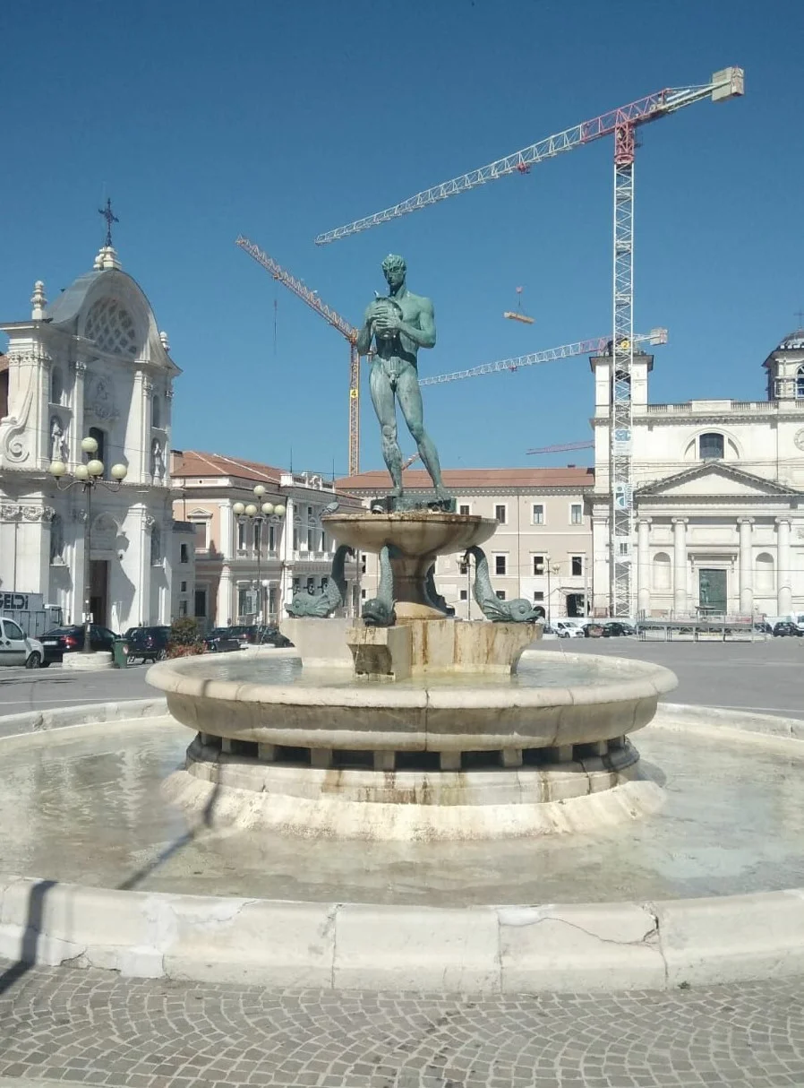 Piazza del Duomo animée en fin de journée à L'Aquila