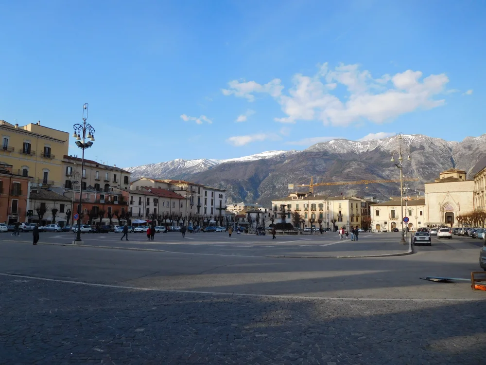 Piazza Garibaldi et son marché à Sulmona, Abruzzes