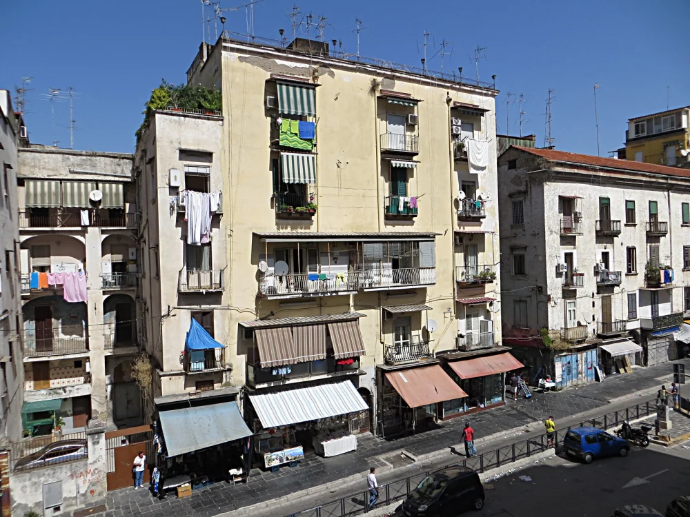 Immeubles anciens de la Piazza Garibaldi à Naples, façades du XIXe siècle