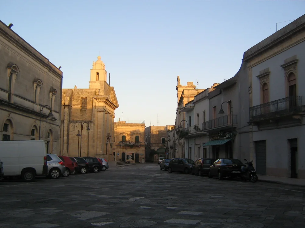 Piazza Pio XII à Cursi, place centrale du village dans le Salento