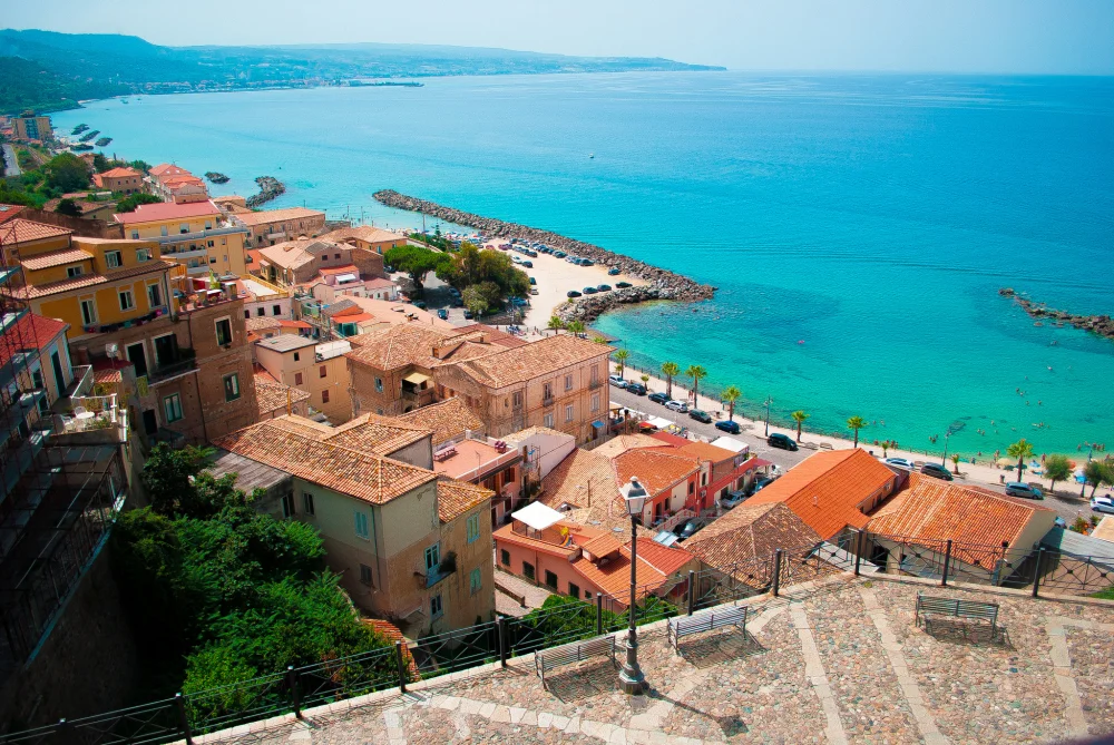 Vue plongeante sur la Marina de Pizzo depuis le belvédère de la Piazza della Repubblica