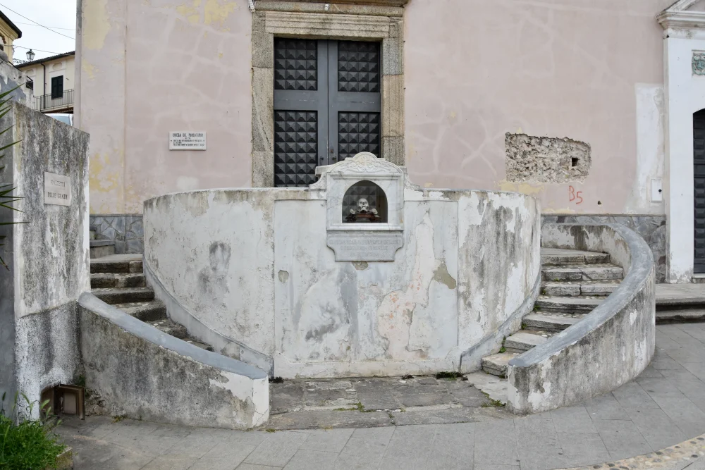 Escaliers en pierre menant à la Chiesa del Purgatorio dans le centre historique de Pizzo, Calabre
