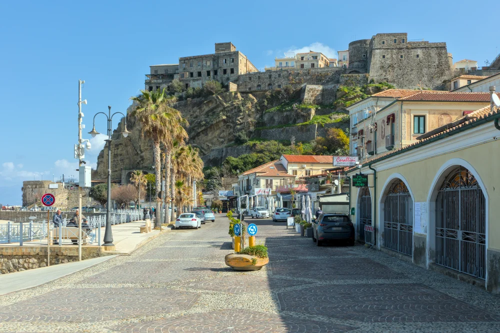 Vue sur le Castello Murat de Pizzo et la mer tyrrhénienne, première étape de l'itinéraire sur Visiter la Calabre