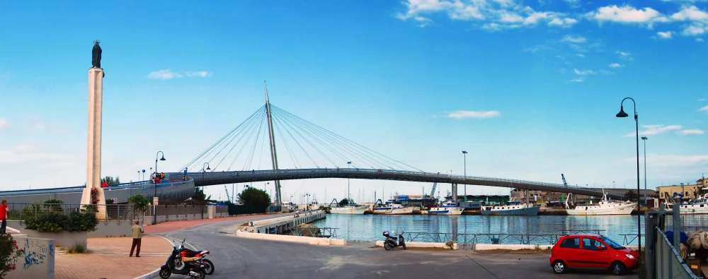 Ponte del Mare, passerelle piétonne sur l'embouchure du fleuve Pescara, Abruzzes, première étape d'un séjour d'1 semaine dans les Abruzzes