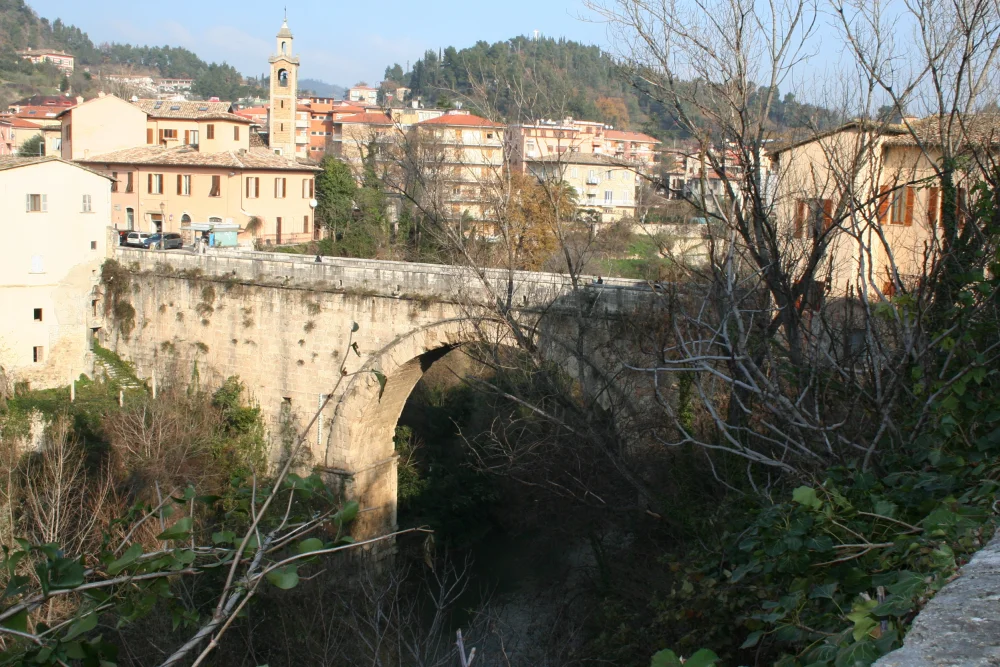 Pont romain de Solestà enjambant le fleuve Tronto à Ascoli Piceno