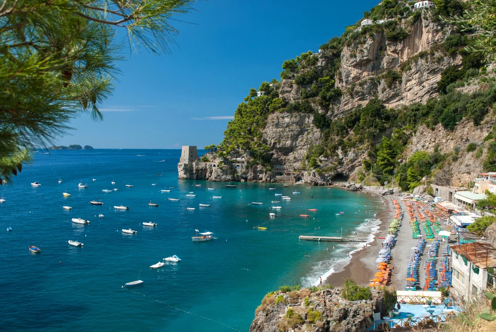 Plage de Fornillo à Positano encadrée par ses tours de guet, eaux turquoise, Côte Amalfitaine