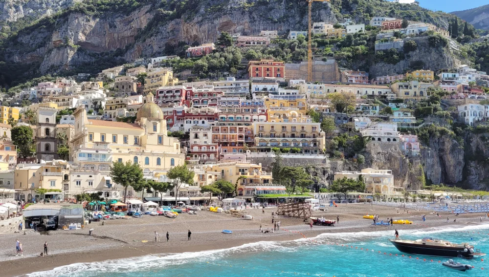 Positano en terrasses colorées accrochées à la falaise, côte amalfitaine