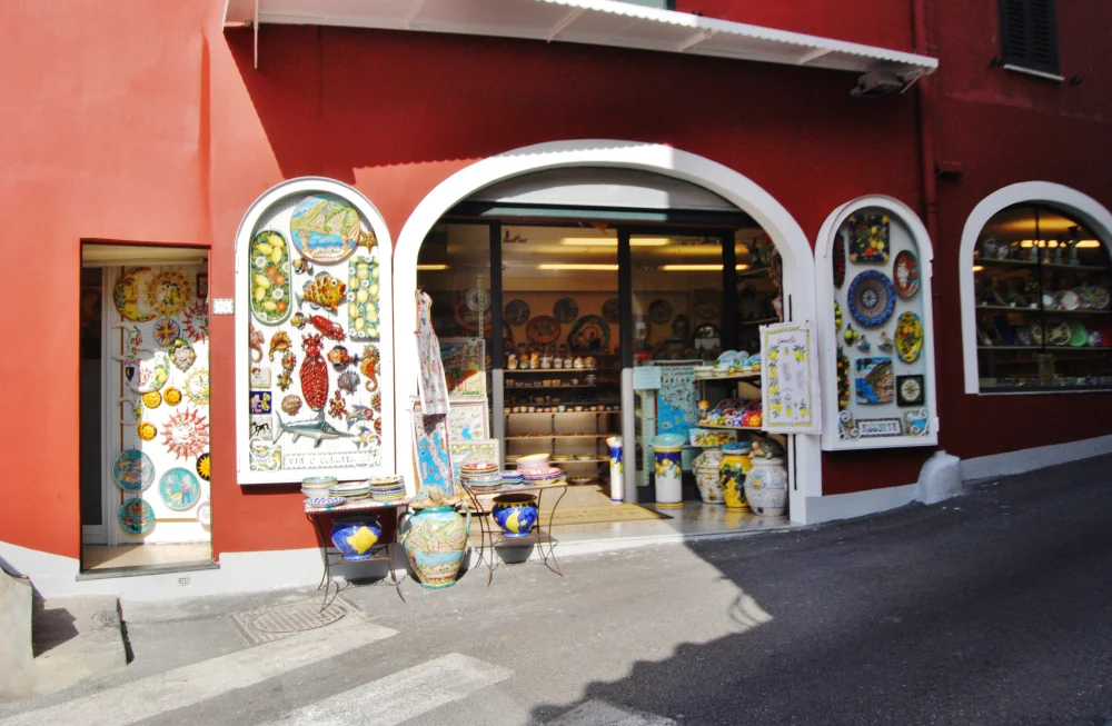 Atelier de sandales en cuir sur mesure dans une ruelle de Positano, Côte Amalfitaine