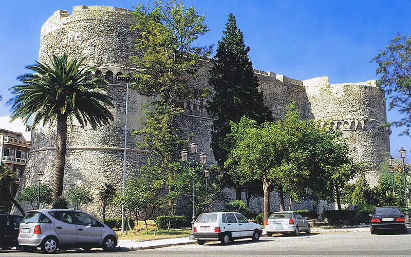 Tours cylindriques en briques rouges du Castello Aragonese, Reggio Calabria