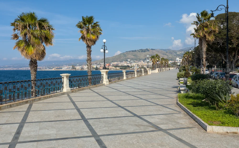 Ficus centenaires et racines aériennes sur le Lungomare Falcomatà, Reggio Calabria