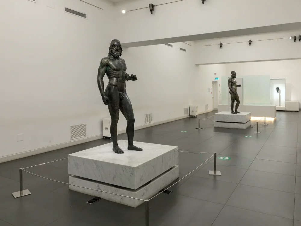 Salle des Bronzes de Riace au Musée Archéologique de Reggio Calabria, socles antisismiques