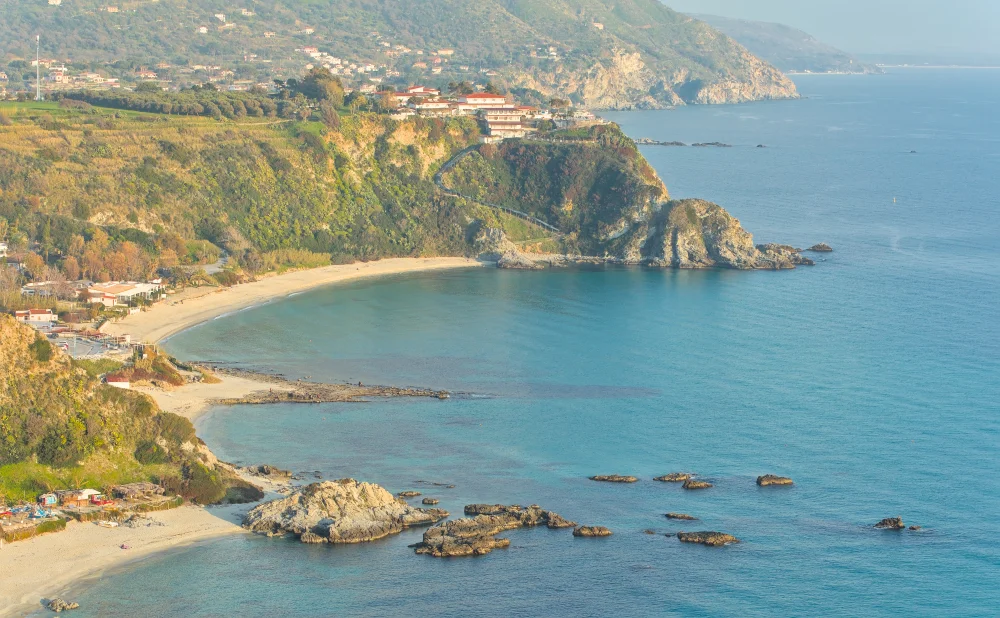 Vue plongeante sur les criques de Praia i Focu depuis les falaises de Capo Vaticano