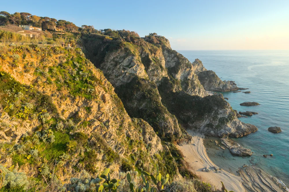 Crique de Praia i Focu à Capo Vaticano, falaise de granit gris et eau turquoise, idéal pour se baigner en Calabre