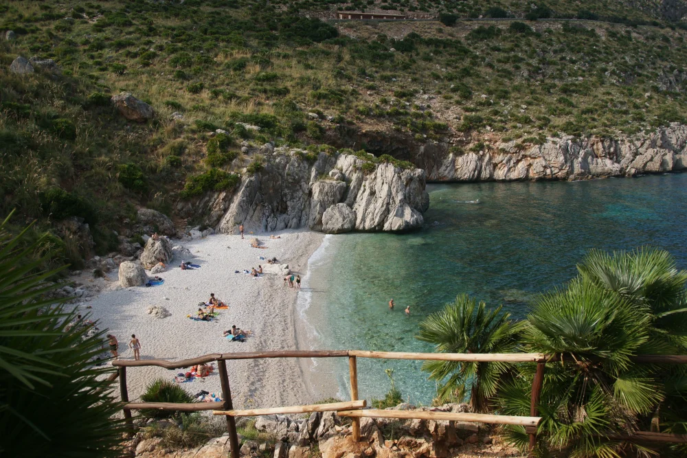 Cala Tonnarella dell'Uzzo, plage de galets de la Riserva dello Zingaro, Sicile