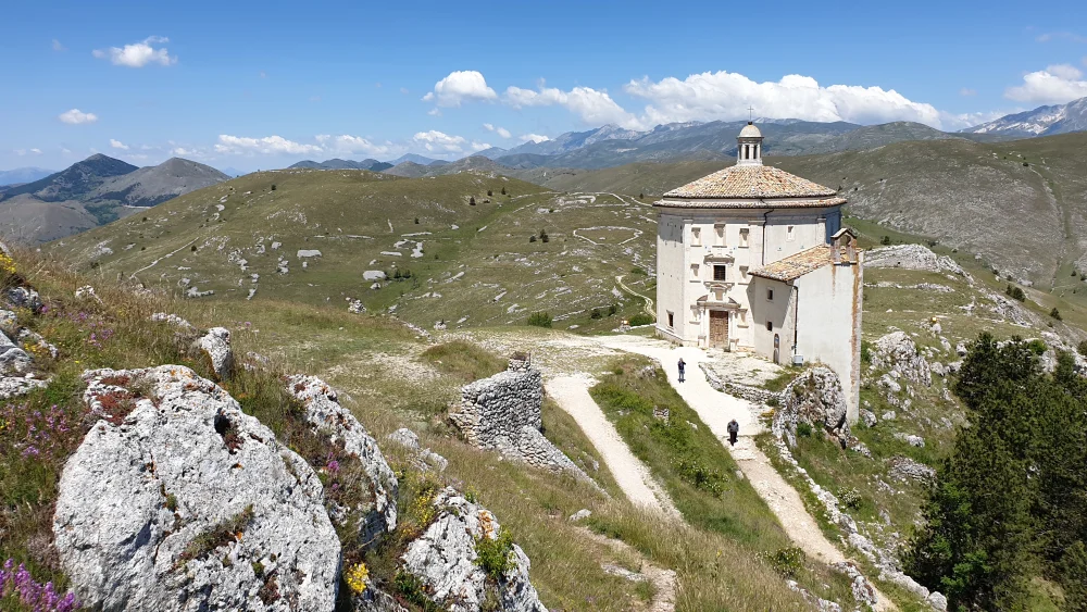 Église octogonale Santa Maria della Pietà au pied de la forteresse de Rocca Calascio
