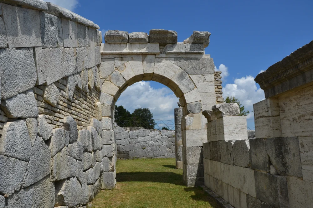 Théâtre samnite de Pietrabbondante sculpté dans la pente du Monte Saraceno, Molise
