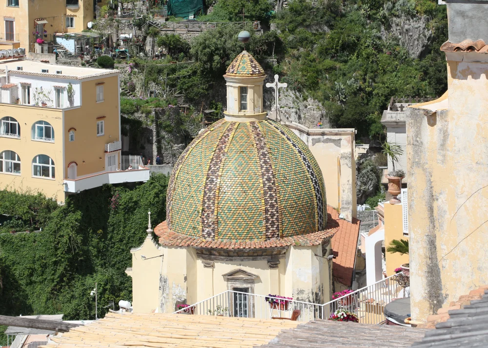 Dôme de majoliques jaunes et vertes de l'église Santa Maria Assunta à Positano au-dessus de la baie, Campanie