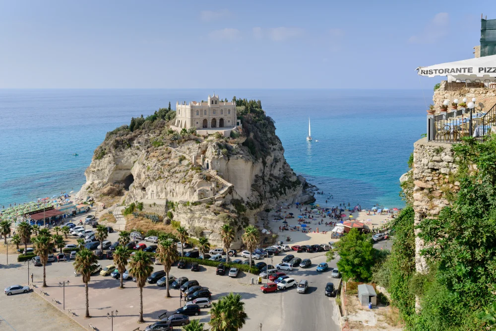 Sanctuaire Santa Maria dell'Isola sur son rocher à Tropea, Calabre