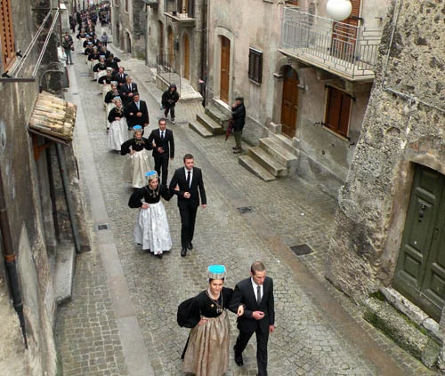 Costume traditionnel noir des femmes de Scanno avec coiffe en forme de turban