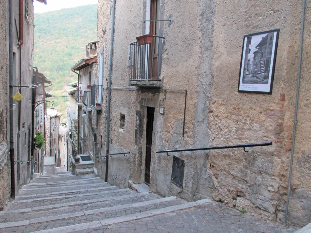 Ruelles pavées et escaliers cemmause du centre historique de Scanno, Abruzzes