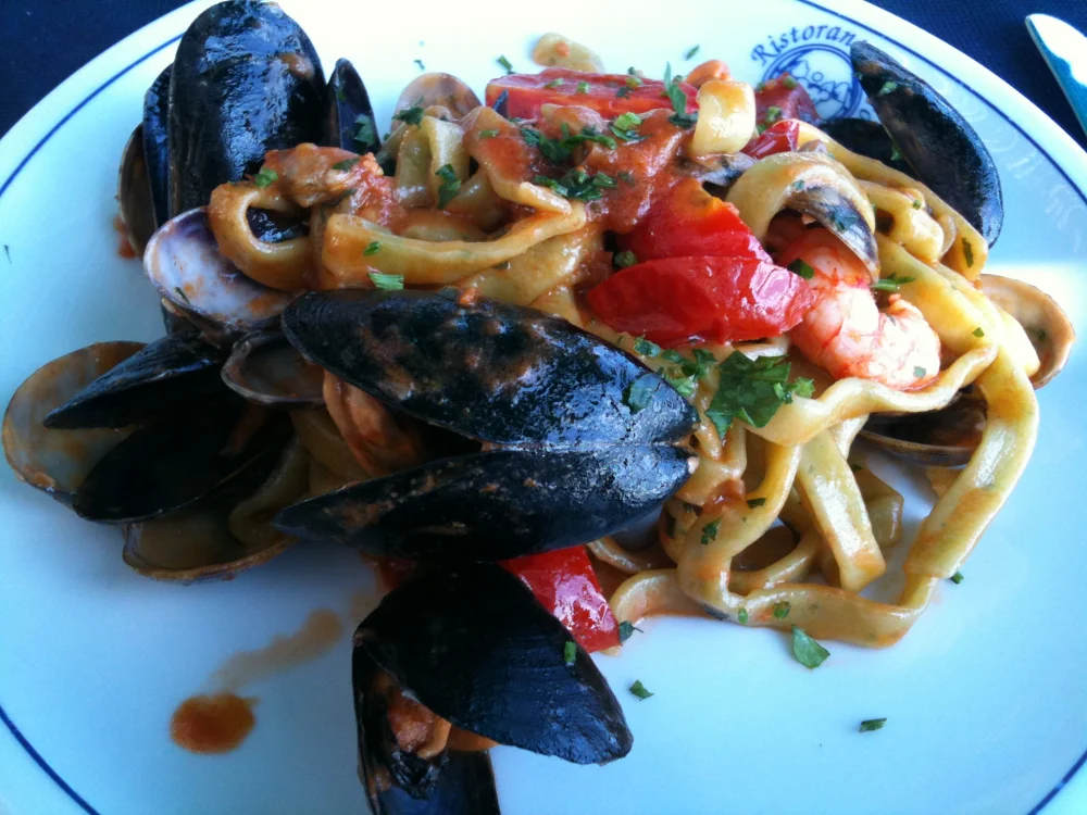 Assiette de scialatielli aux fruits de mer, spécialité de la côte amalfitaine