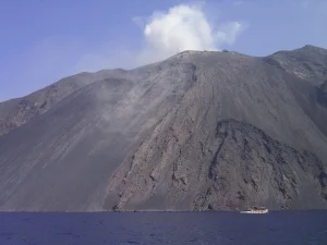 La Sciara del Fuoco, pente de cendre noire du volcan Stromboli descendant jusqu'à la mer