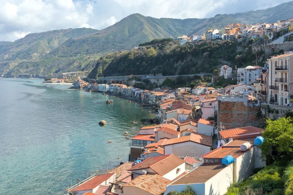Le quartier de Chianalea avec ses maisons qui plongent dans la mer à Scilla, Calabre