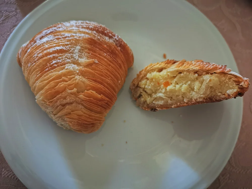 Sfogliatella riccia napolitaine en forme de coquillage, pâte feuilletée croustillante