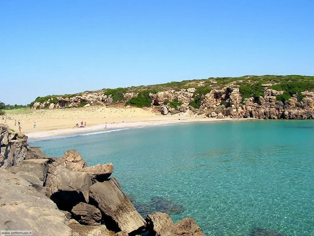 Crique de sable de Calamosche entourée de rochers, réserve de Vendicari, Sicile