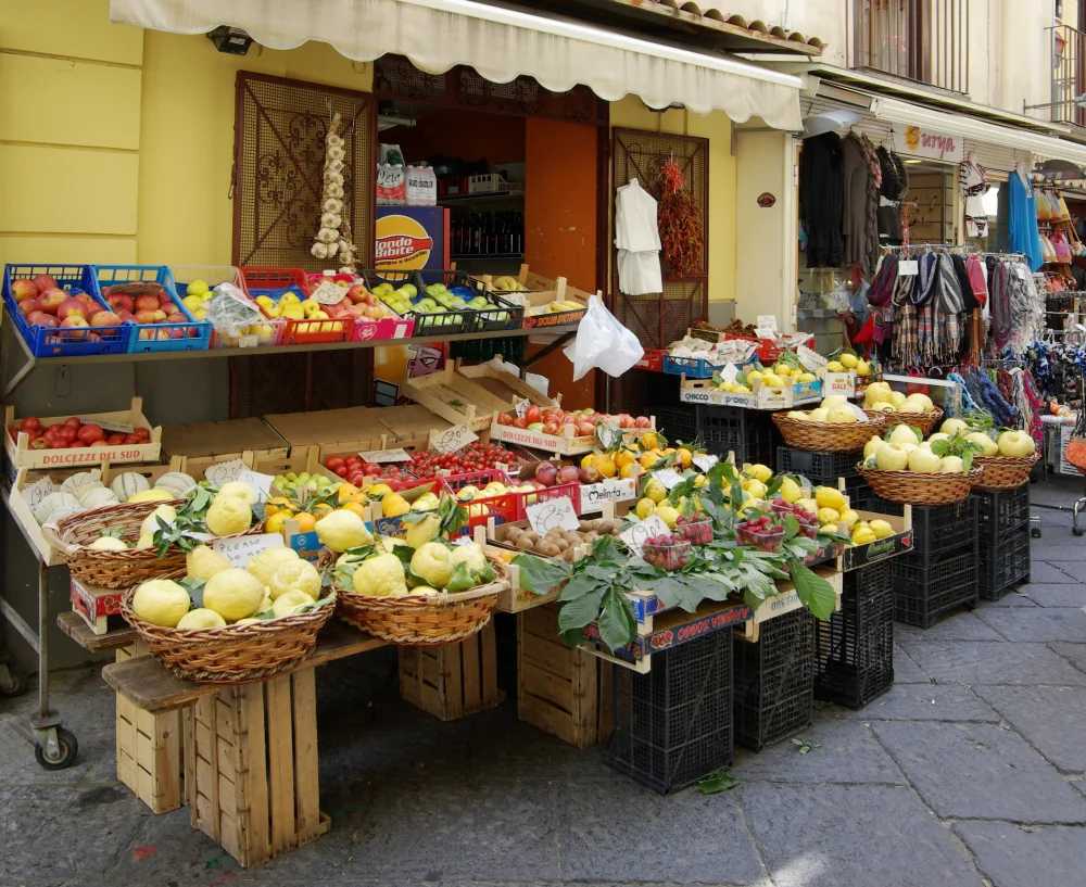 Ruelle commerçante pavée de la Via San Cesareo bordée d'échoppes, Sorrente, Campanie