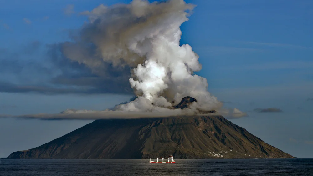 Éruption nocturne du Stromboli vue depuis la mer, îles Éoliennes
