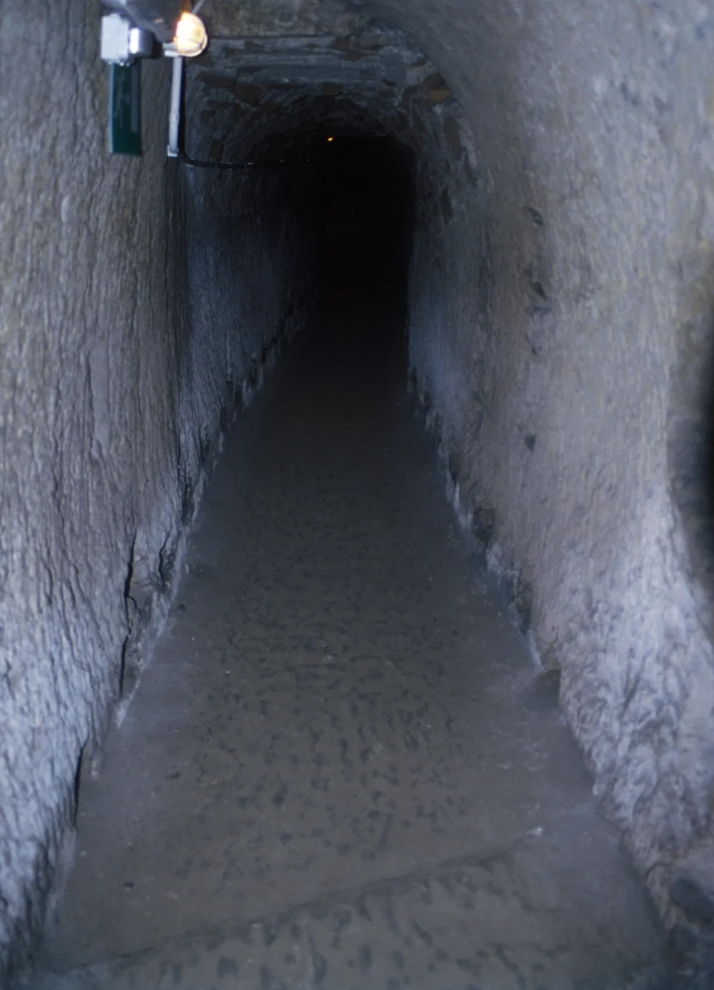 Galeries de l'aqueduc gréco-romain de Napoli Sotterranea, à quarante mètres sous le centre historique de Naples, source de l'Eau potable à Naples