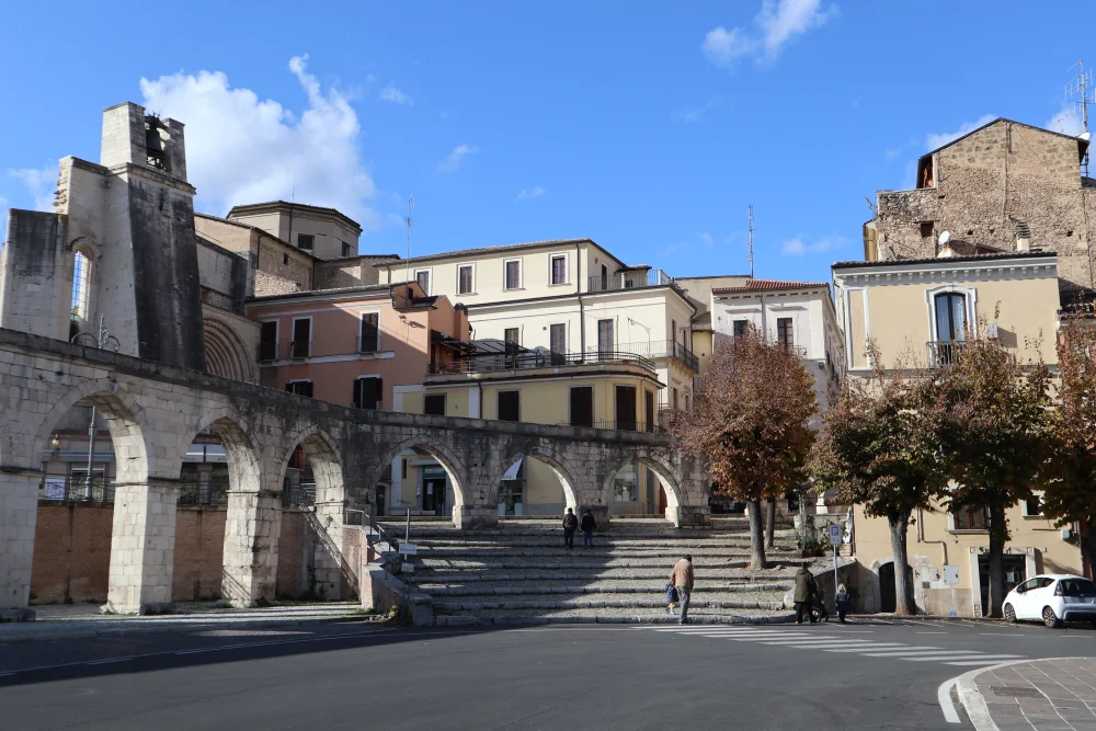 Aqueduc médiéval du XIIIe siècle sur la Piazza Garibaldi à Sulmona