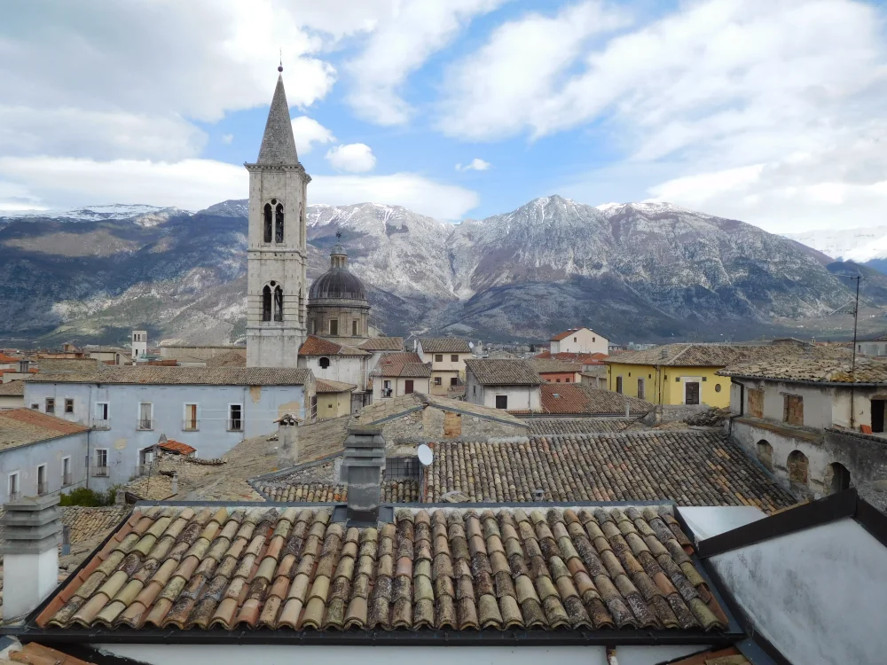 Vue aérienne du centre historique de Sulmona et de ses toits, Abruzzes
