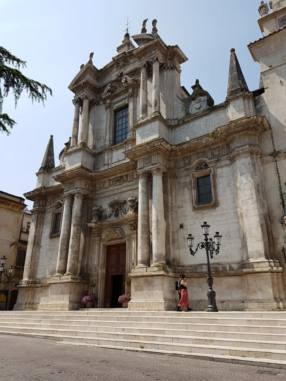 Façade baroque du complexe de la Santissima Annunziata à Sulmona, Abruzzes