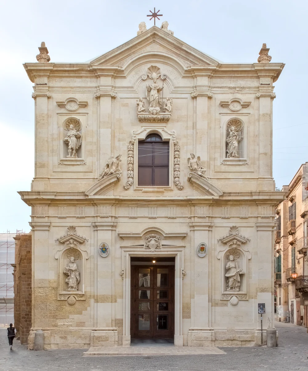 Façade baroque du Duomo di San Cataldo, la plus ancienne cathédrale des Pouilles, à Tarente