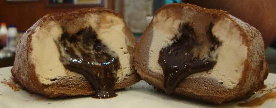 Tartufo di Pizzo, glace noisette et chocolat roulée dans le cacao, spécialité de Pizzo