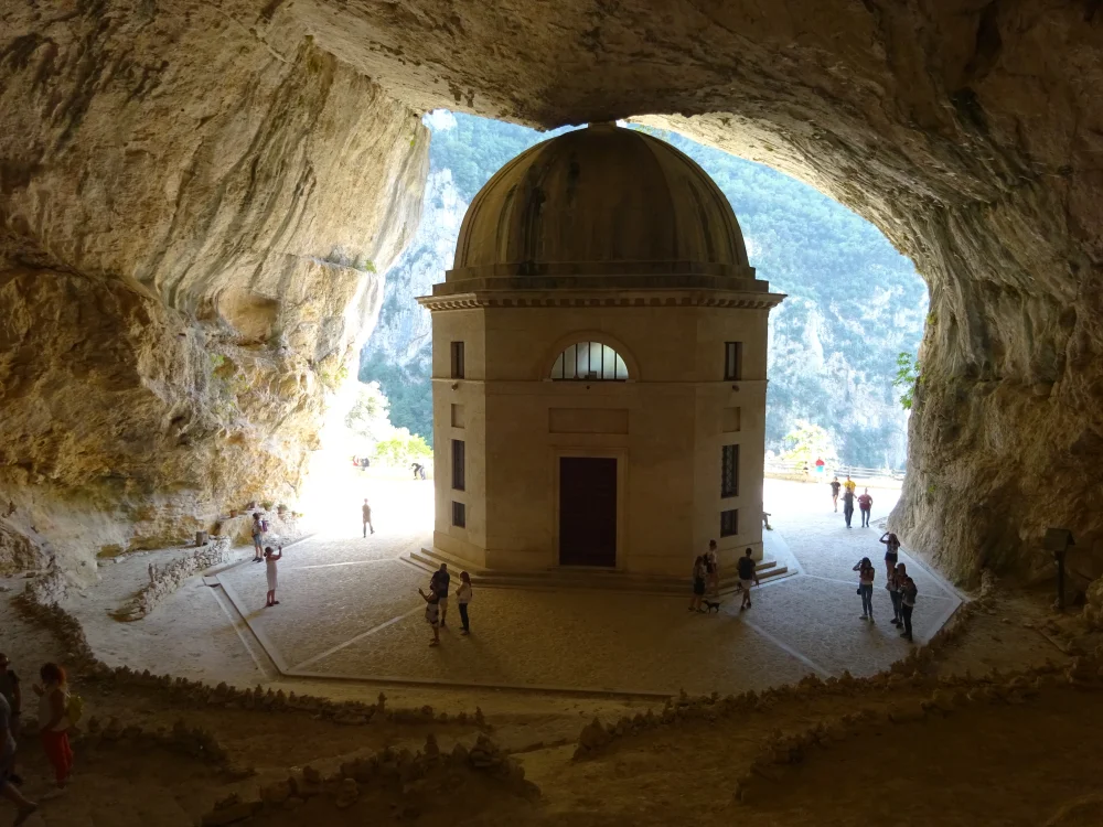 Tempio del Valadier niché dans la roche calcaire des gorges de Frasassi, Genga
